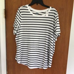 White and black striped Old Navy t-shirt